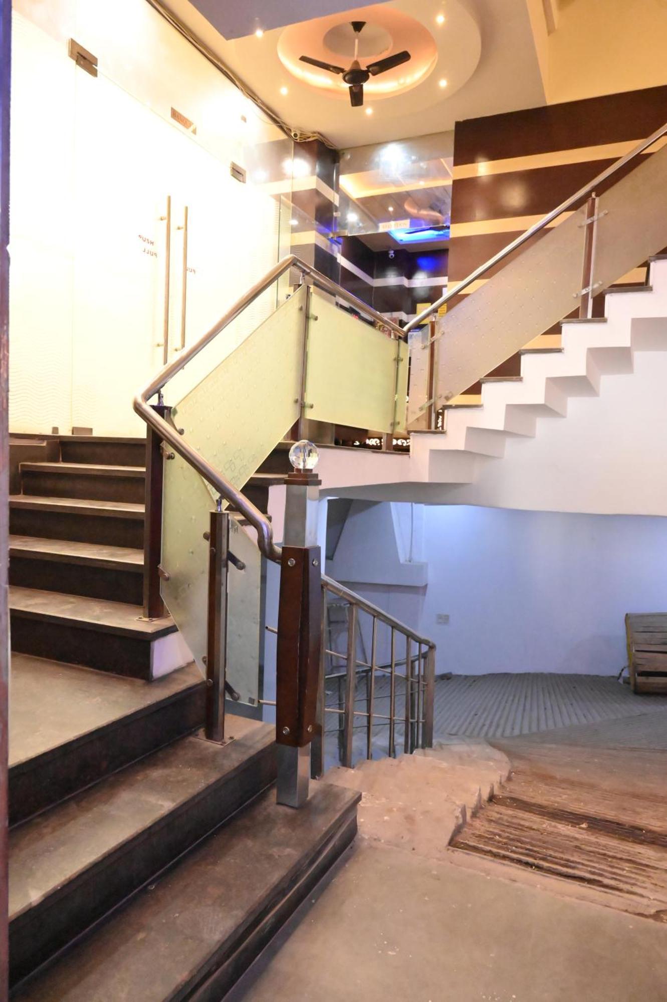 Krystal Hotel *